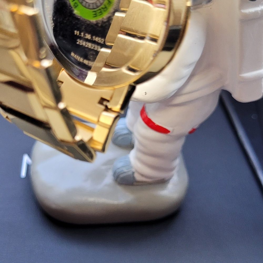 Movado Watch Gold Mirror Dial. $2195 RETAIL - Picture 7 of 16